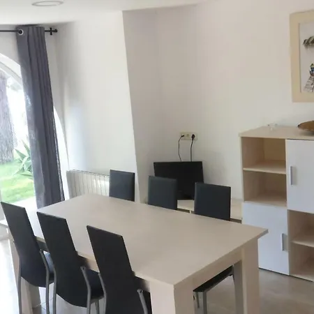 Sea-view Cozy Aptm W Amazing Pool & Trampoline For Kids! *